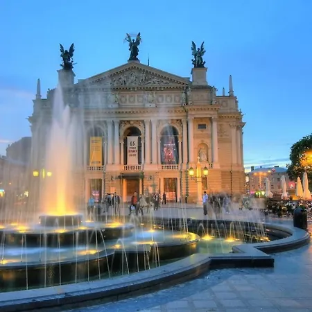 з сучасним ремонтом на площі митній * リヴィウ